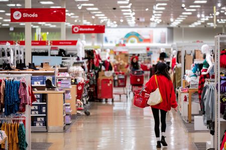 US retailers brace for a tough holiday season despite discounts