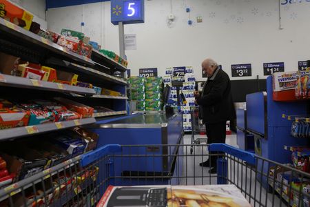 Walmart top executives say difficult to predict consumer behavior next year