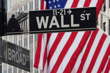 Analysis-Global banks see no recession, US companies are more circumspect