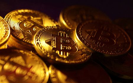 Would-be spot bitcoin ETF issuers kick off fee war ahead of approval deadline