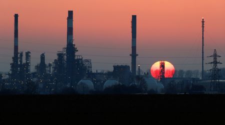 Oil climbs on US fuel stocks draw, geopolitical tensions