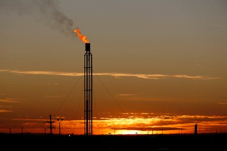 Oil rises 1% on signs of tightening supplies